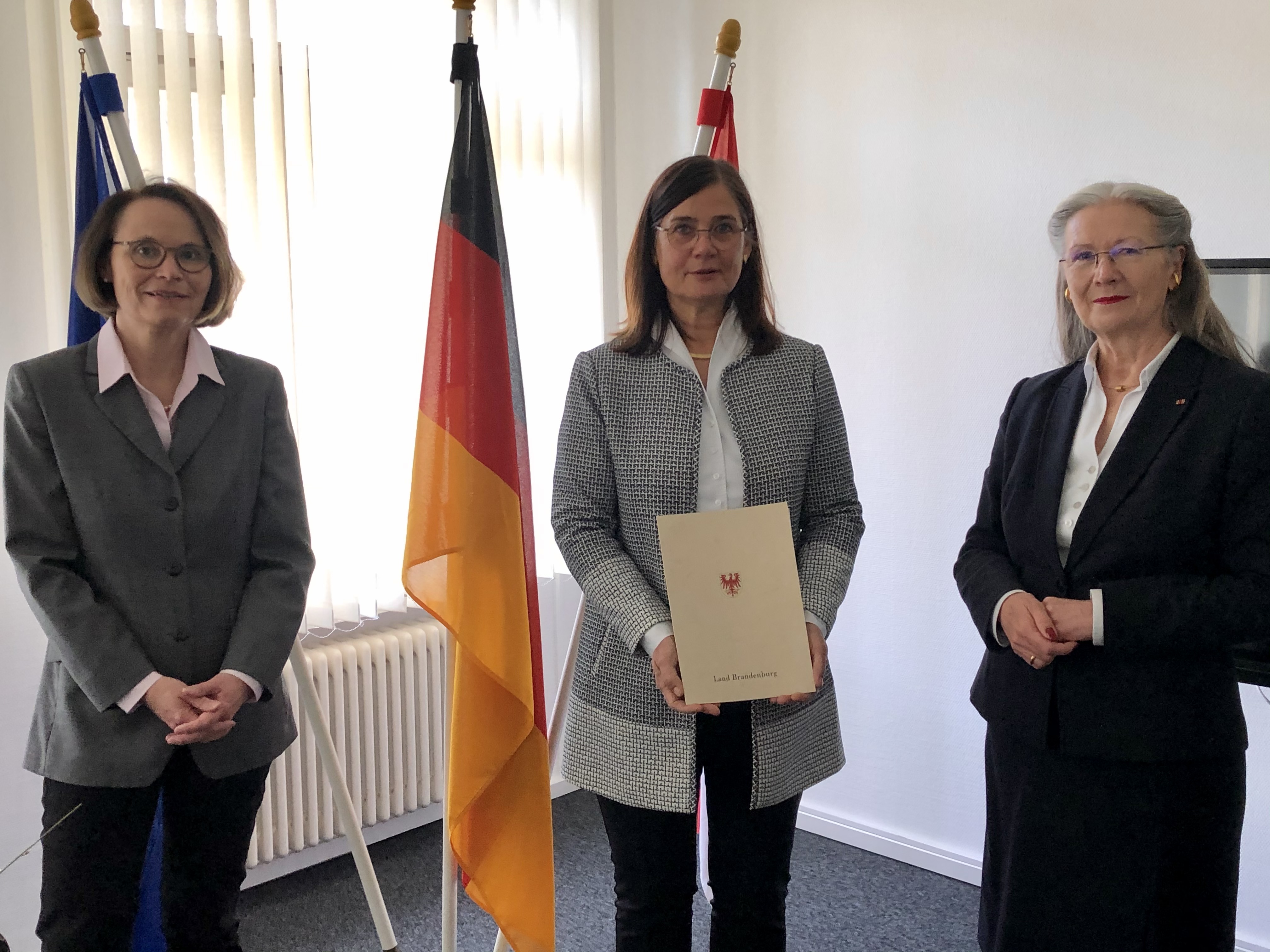 Von links nach rechts: Justizstaatssekretärin Dr. Christiane Leiwesmeyer, Direktorin des Amtsgerichts Zossen Ulrike Severin, Präsidentin des Landgerichts Potsdam Ramona Pisal Von links nach rechts: Justizstaatssekretärin Dr. Christiane Leiwesmeyer, Direktorin des Amtsgerichts Zossen Ulrike Severin, Präsidentin des Landgerichts Potsdam Ramona Pisal